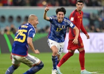 Japan stun Spain 2-1, both advance to last 16