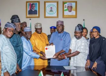 Kwara governor signs 2023 budget