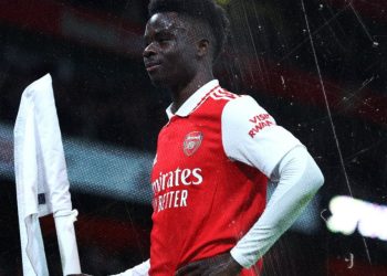 Arsenal crush Everton to keep Premier League lead