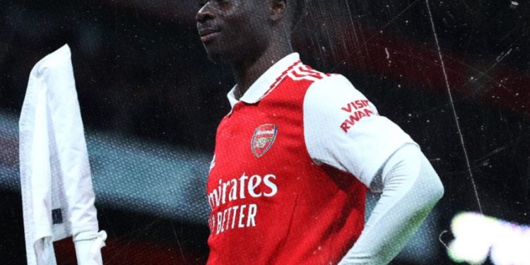 Arsenal crush Everton to keep Premier League lead