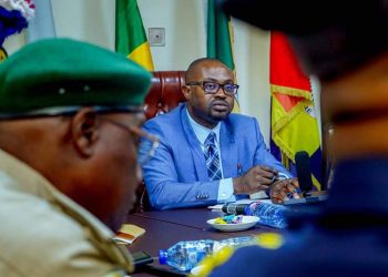 Minister gives Immigration Service 2-week ultimatum to clear passport backlog