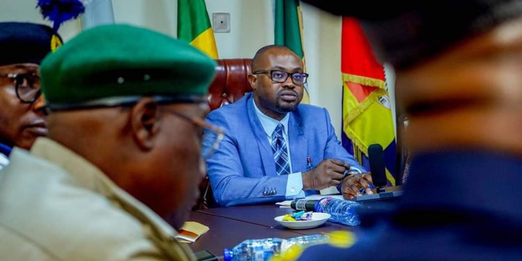 Minister gives Immigration Service 2-week ultimatum to clear passport backlog