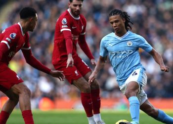 Liverpool hit back to hold Man City, end Etihad winning streak