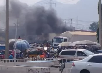 Hardship: Soldiers fire gunshots as hoodlums loot truckload of food stuff in Niger State