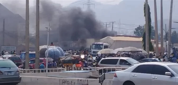 Hardship: Soldiers fire gunshots as hoodlums loot truckload of food stuff in Niger State