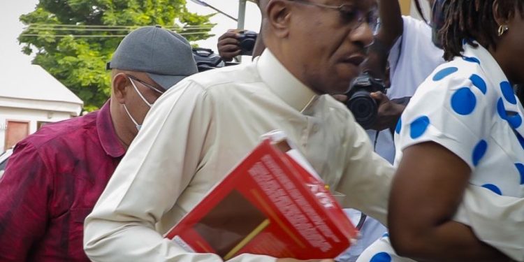 Buhari, ex-SGF’s signatures forged to move $6.2m from CBN – Forensic expert