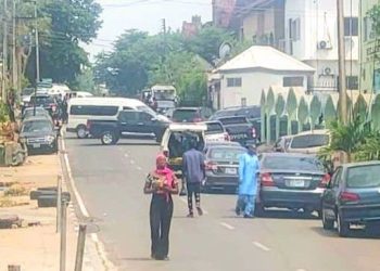 EFCC operatives lay siege to Yahaya Bello’s Abuja home
