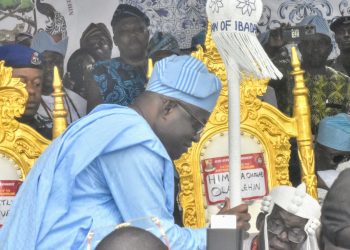Makinde presents staff of office to Olubadan