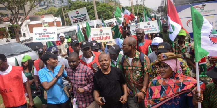 Labour unions threaten 30-day strike over minimum wage