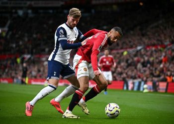 Tottenham beat 10-man Man Utd to mount pressure on Ten Hag