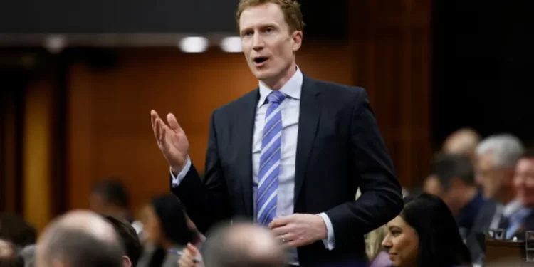 Canada slashes new immigration by 21%