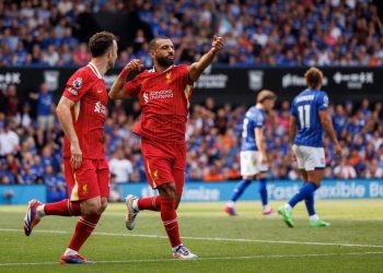 Liverpool beat Chelsea 2-1 to go top of premier league