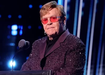 British singer Elton John loses eyesight