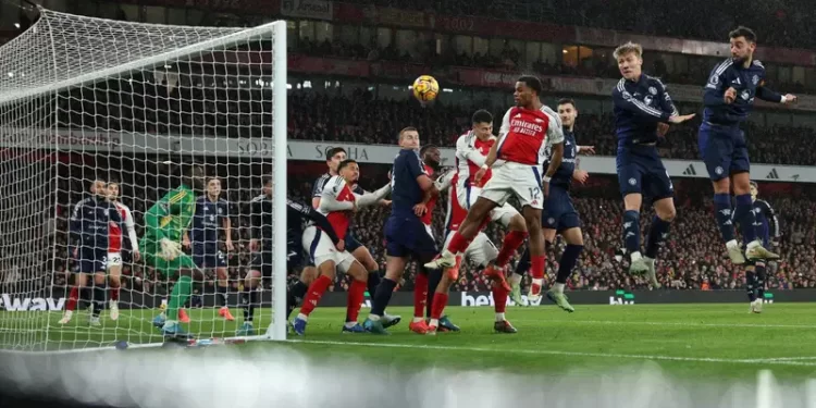 Arsenal beat Man Utd 2-0 to close gap on Liverpool