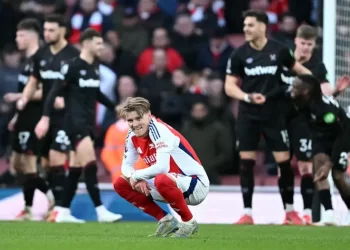 West Ham rock Arsenal title bid