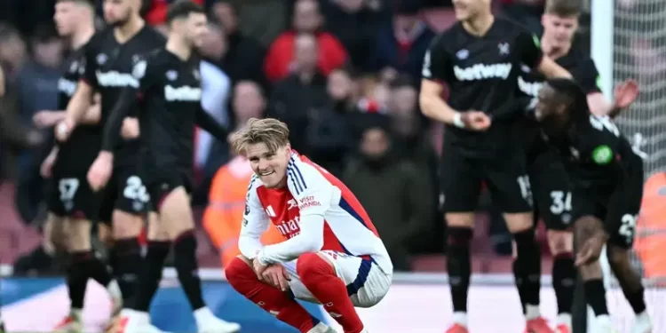 West Ham rock Arsenal title bid