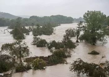 Flash floods claim 27 lives in Texas