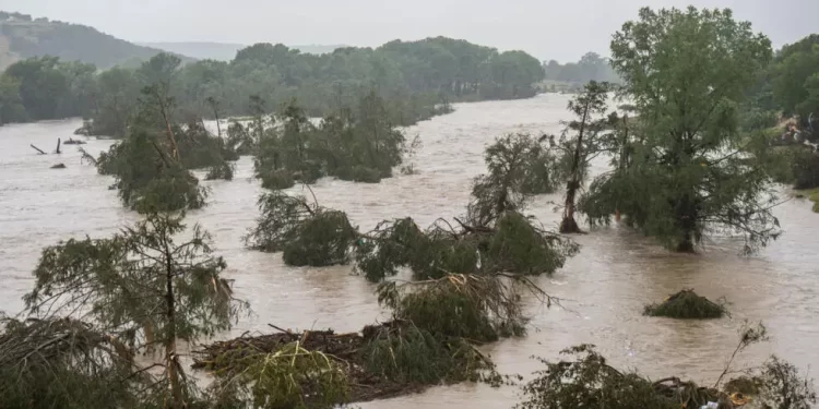 Flash floods claim 27 lives in Texas