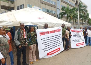 Retired military pensioners block Finance ministry gates over unpaid benefits