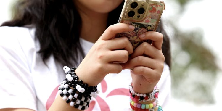 Australia bans social media for U-16s