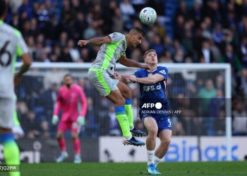 Man City rout Chelsea to close gap on leaders Arsenal