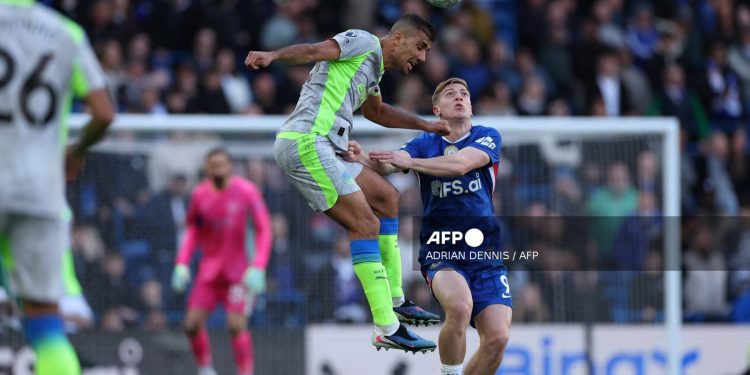 Man City rout Chelsea to close gap on leaders Arsenal