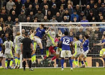 Man City snatch dramatic draw at Everton as Arsenal march closer to title