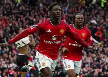 Man Utd beat Liverpool to secure Champions League place
