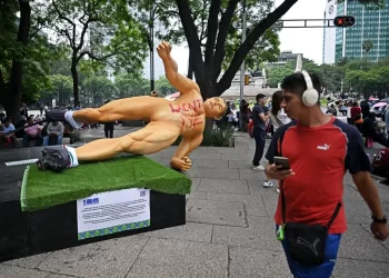 Protesting teachers in Mexico topple player statues days before World Cup