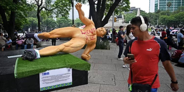 Protesting teachers in Mexico topple player statues days before World Cup