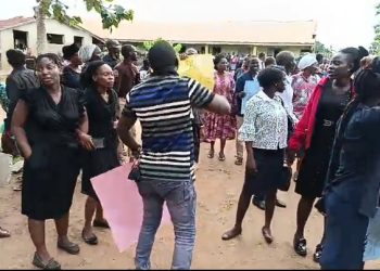Enugu teachers besiege govt house, demand release of abducted Oyo pupils