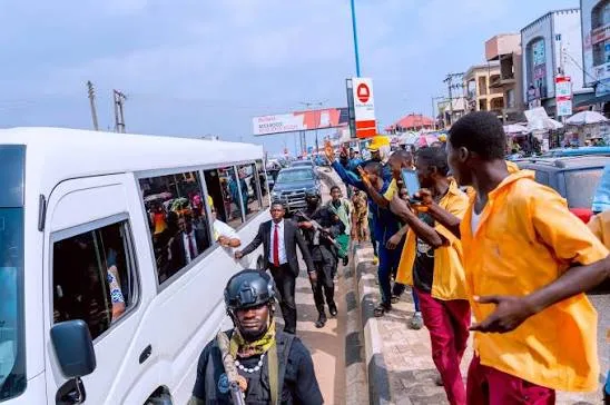BREAKING: Gunfire erupts in Osogbo as hoodlums attack Adeleke’s convoy