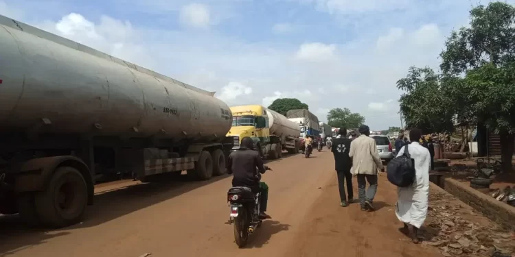 Niger State residents protest abductions, block Mokwa-Bida Highway