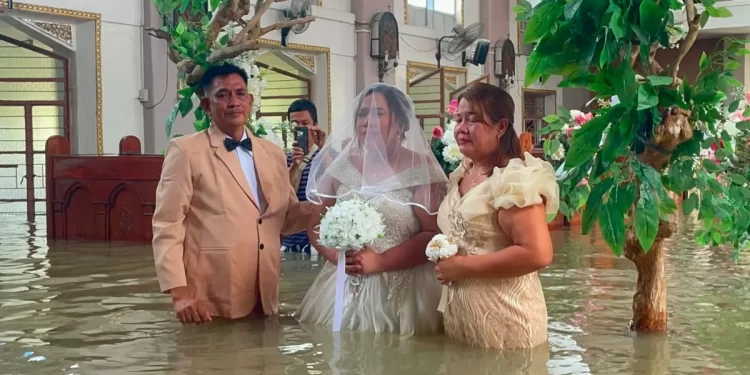 Philippine couple holds wedding in flooded church